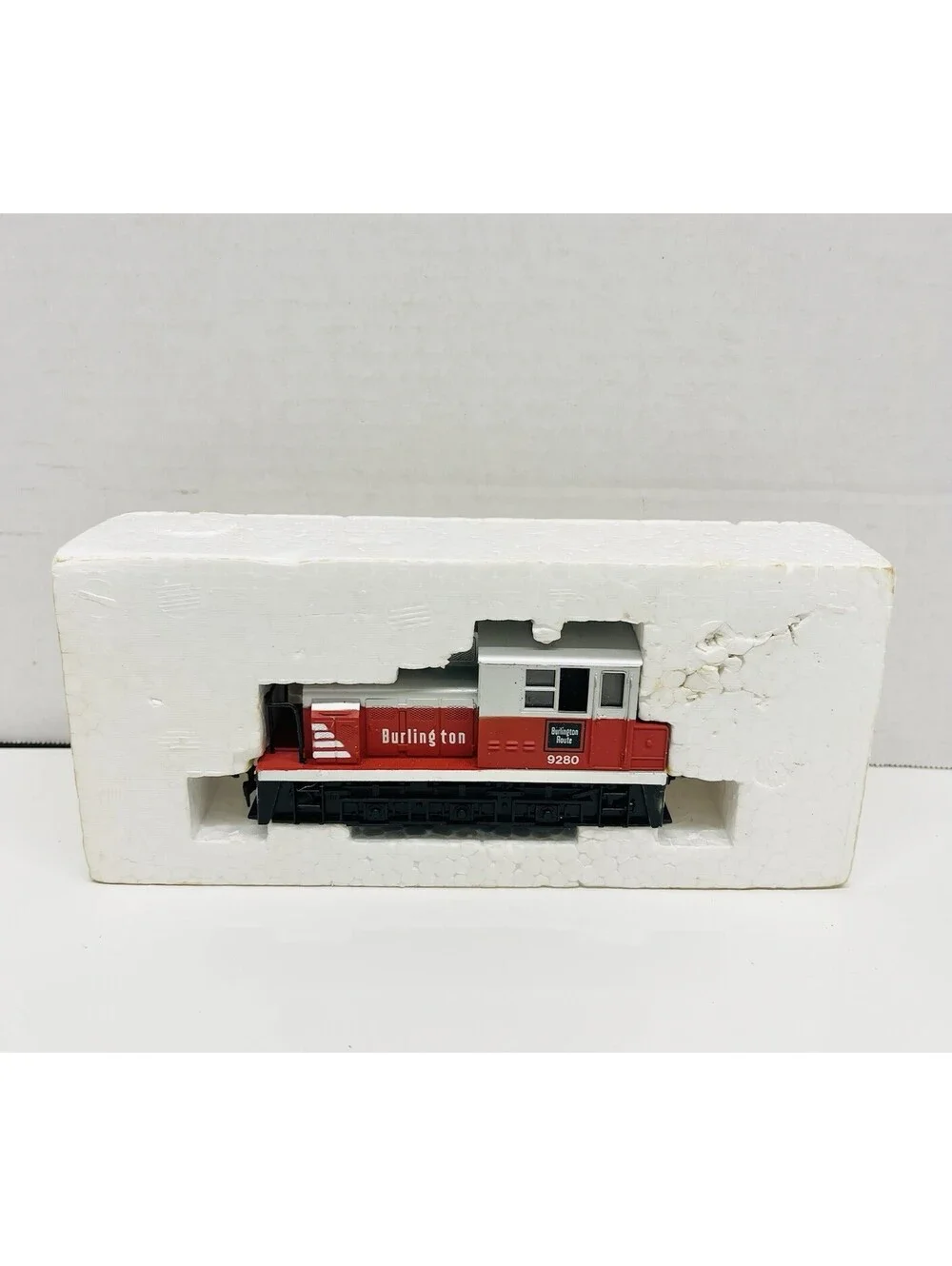 N scale Bachmann Burlington Plymouth 0-6-0 Diesel switcher w Rapido couplers